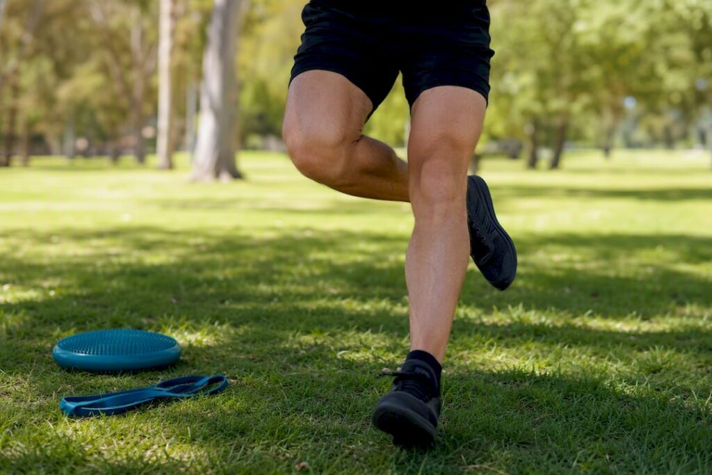 Person doing single-leg squat showing knee valgus